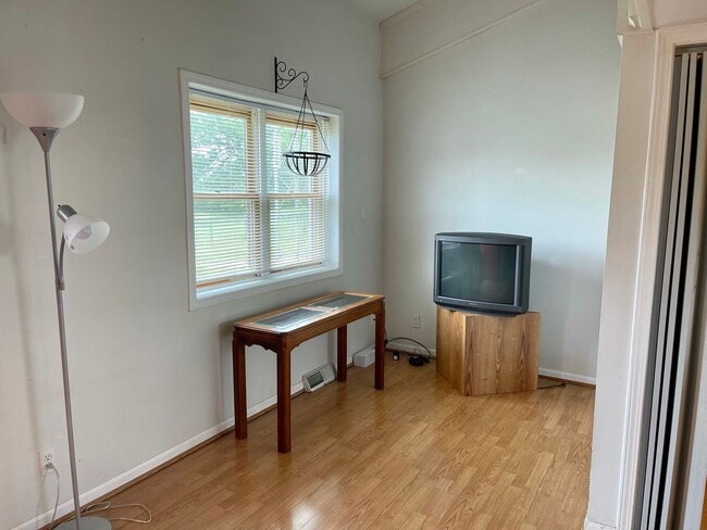 Building Photo - Adorable Studio on Working Farm