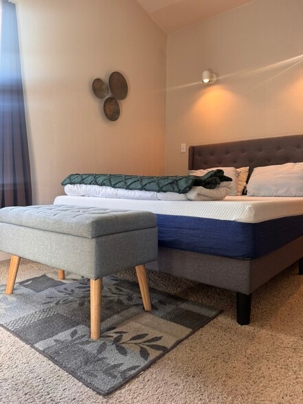 Bedroom w/ Queen - 438 10th Ct