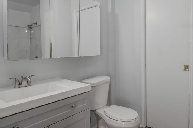 Building Photo - Lovely 3bd Home W/ Fully Fenced Backyard &...