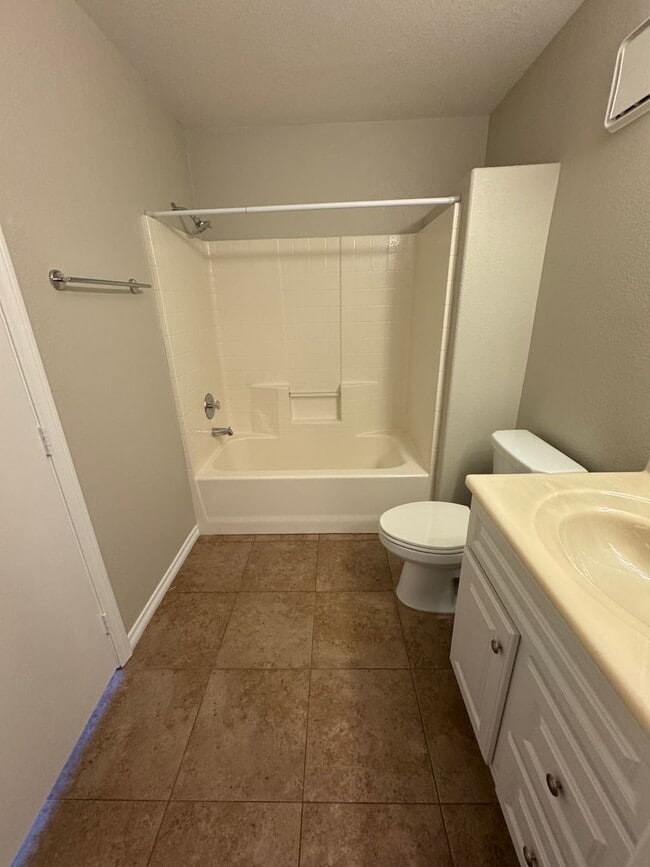 Building Photo - Transformed Townhome