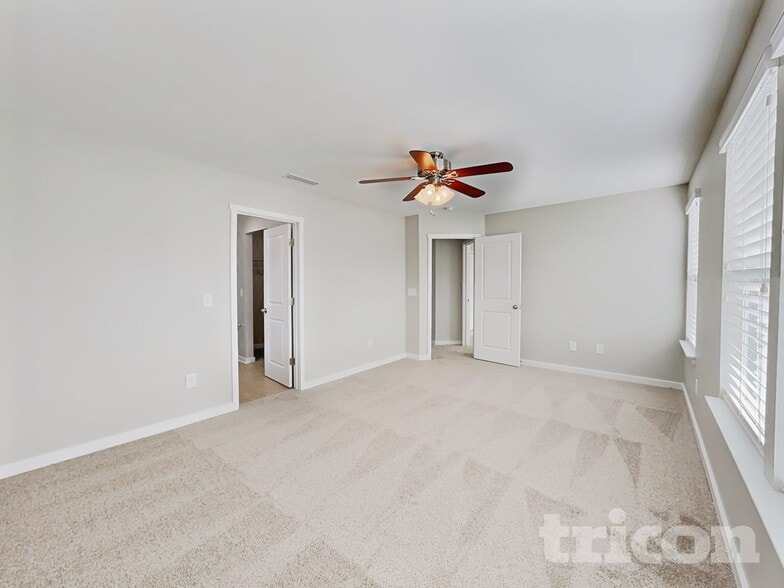 Building Photo - 513 Soaring St