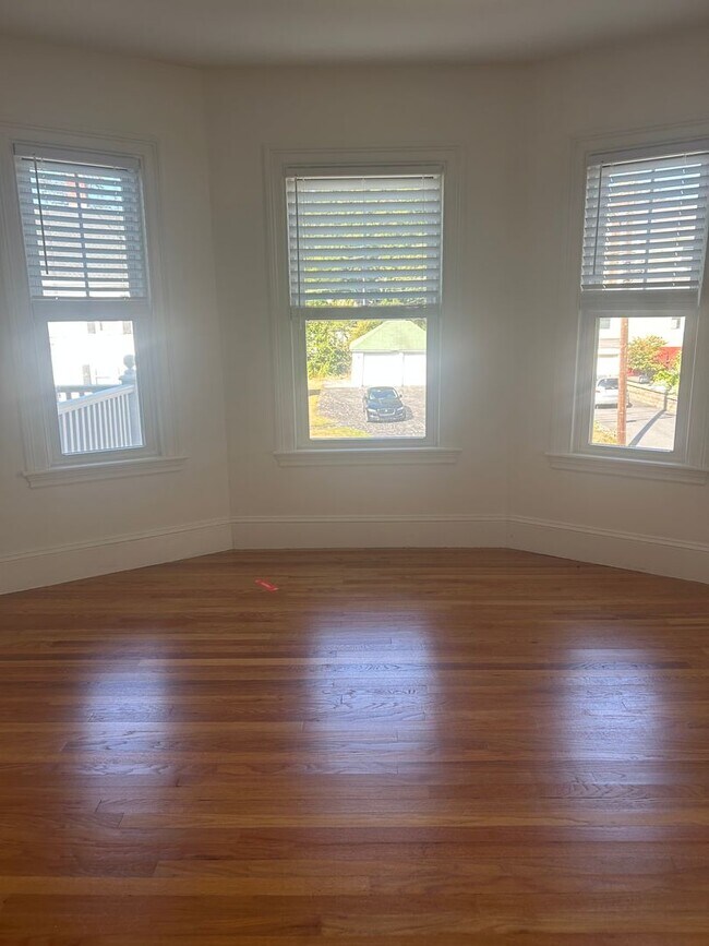 Building Photo - Beautiful 3BR/1.5BA Home Available Septemb...