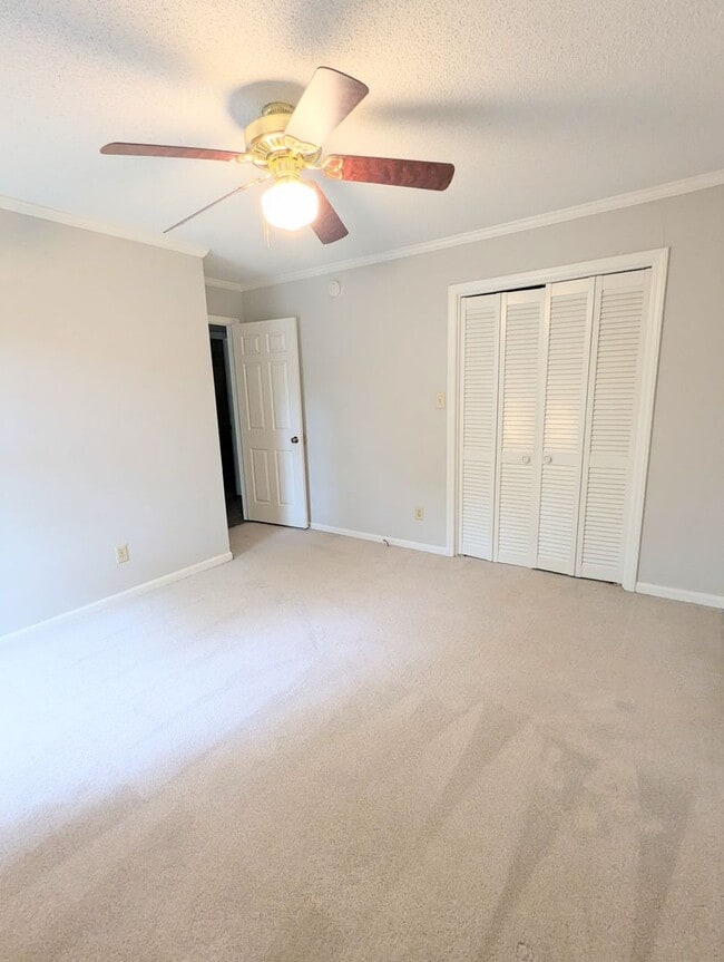 Building Photo - Fenced in Back Yard! Two Bedroom Two Bath ...