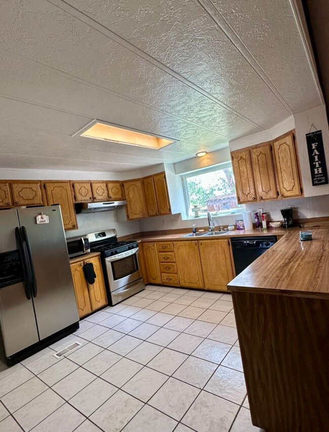 Building Photo - 944 Lucinda Dr