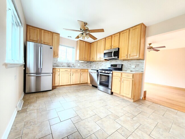 Building Photo - 711 E Main St