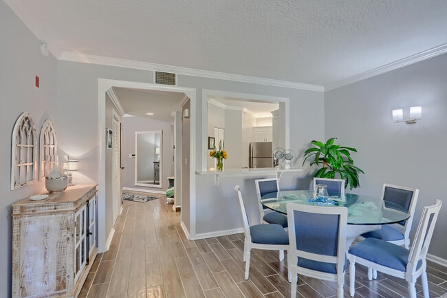 Building Photo - 400 Uno Lago Dr