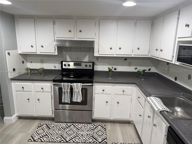 Building Photo - 3962 Inverrary Dr