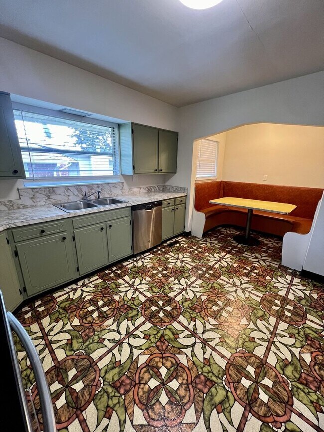 Building Photo - Charming 3-Bed, 2-Bath Spacious Home in Ch...