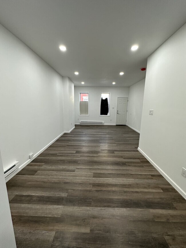 Building Photo - 2424 N Bancroft-