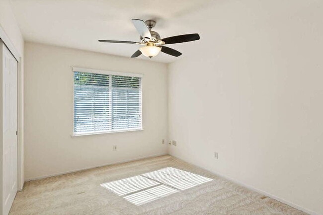 Building Photo - 5740 Laguna Park Dr