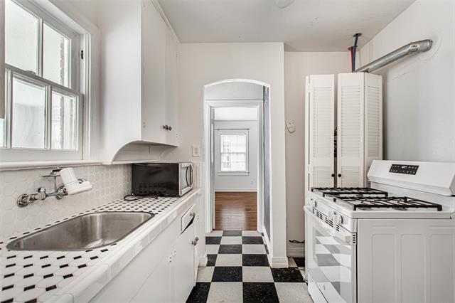 Building Photo - 5918 La Vista Dr