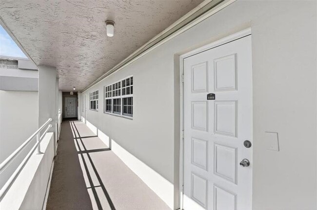 Building Photo - 605 Oaks Dr