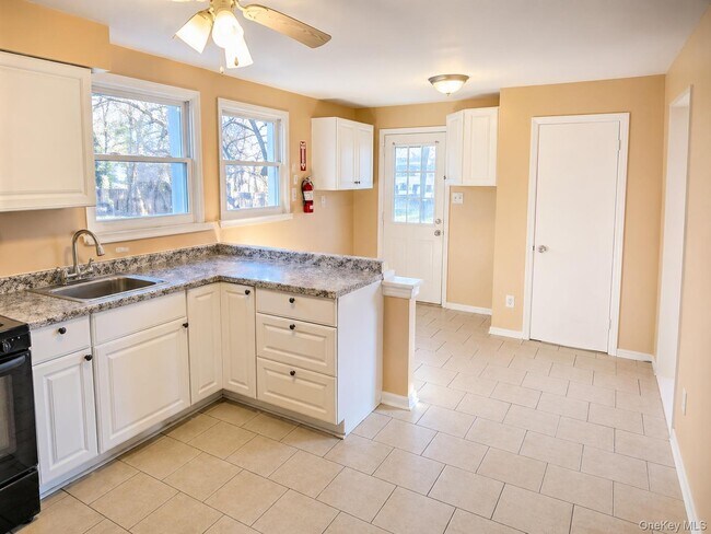 Building Photo - 1521 NY-208