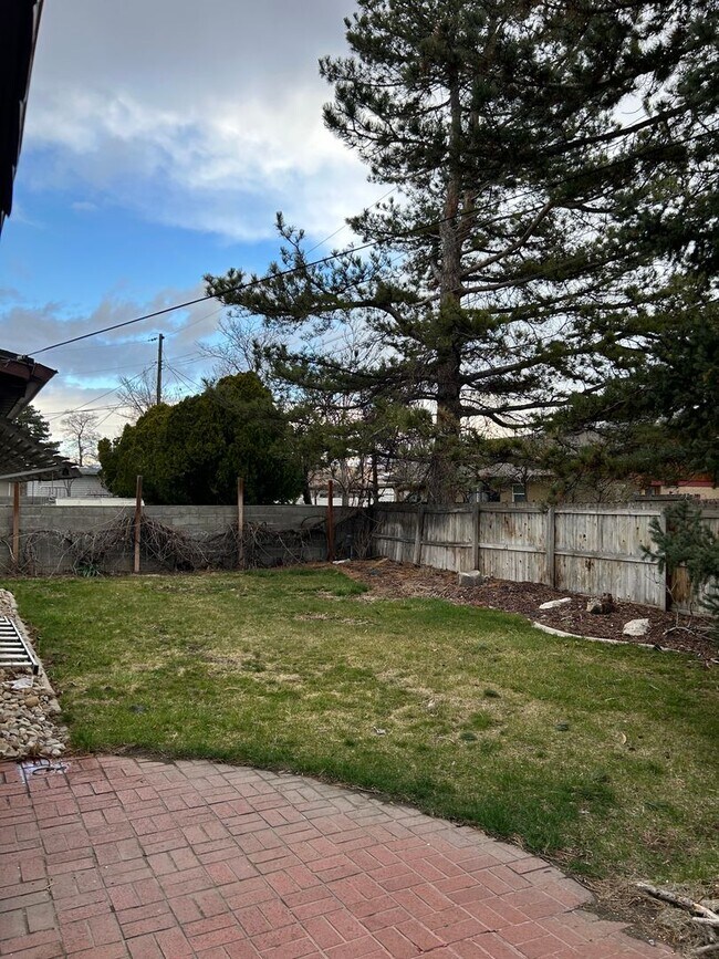 Building Photo - Spacious 5 Bd 3 Ba Home Cottonwood Heights