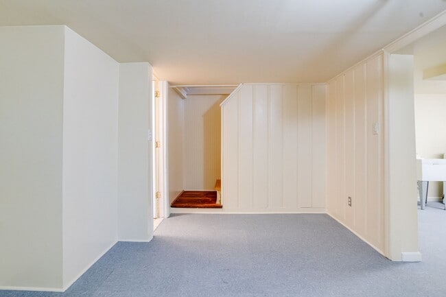 Building Photo - Charming End-Unit Townhome