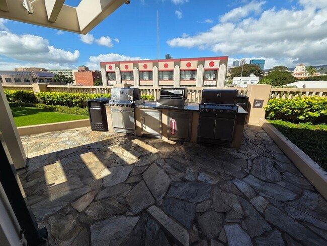 Building Photo - Immaculate Contemporary Living in Kaka‘ako- 2 bedroom, 2 bathroom, 2 covered parking stall, and I...