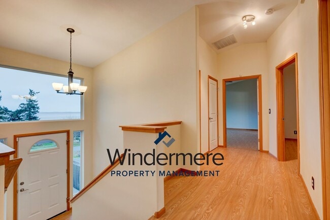 Building Photo - 3 bedroom 2.5 bath Two Story Home with a View! *Short lease only*