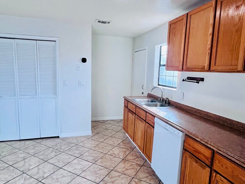 Building Photo - 506 Beechwood Ave