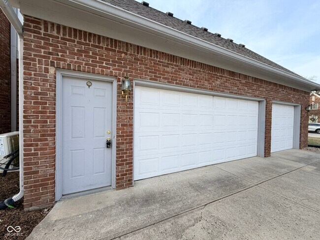 Building Photo - 1351 Woodpond N Roundabout