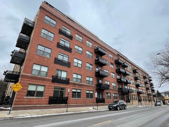 Primary Photo - 1735 W Diversey Pkwy