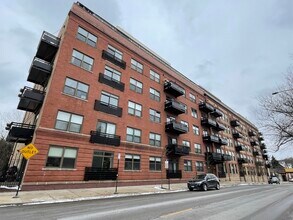 Building Photo - 1735 W Diversey Pkwy