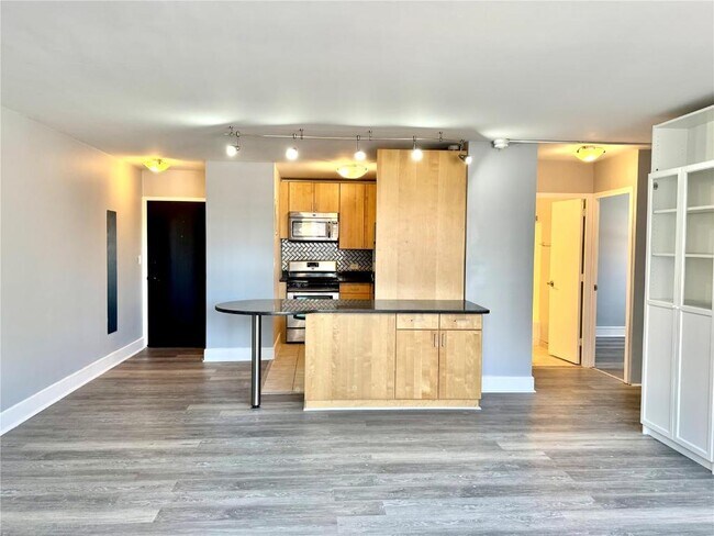 Building Photo - 210 N 17th St