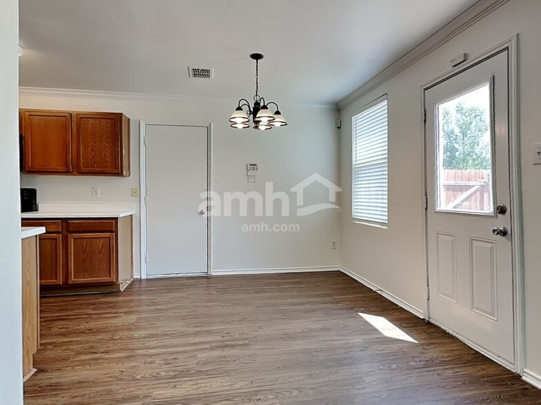 Building Photo - 2804 Lake Vista Dr