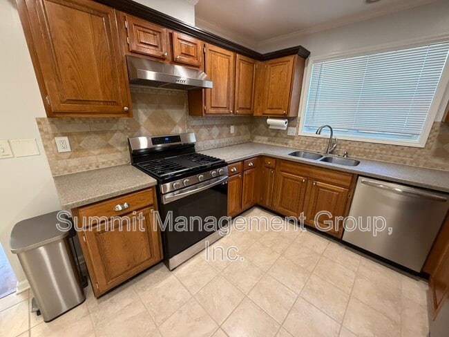 Building Photo - 1528 St Dunstans Rd