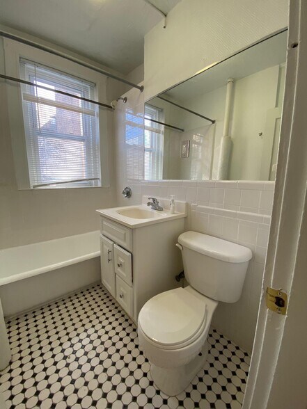 Building Photo - 131 Park Dr