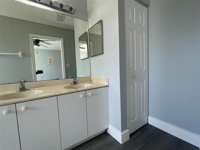 Building Photo - 6301 Landings Terrace