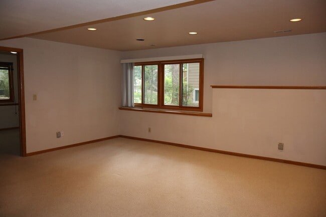 Building Photo - 5319 Fairway 6 Dr