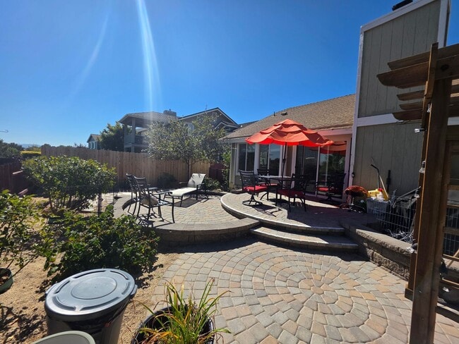 Building Photo - Northwest 4 bedroom, 2 bath with AMAZING Views