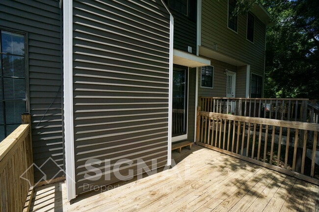 Building Photo - 395 Jamestown Manor Dr
