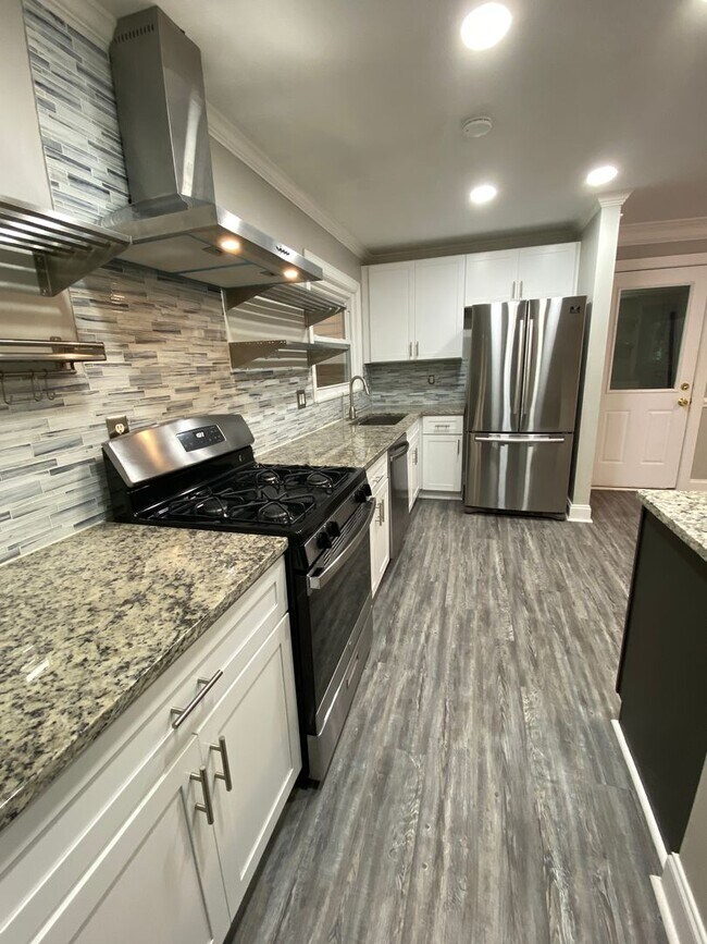 Building Photo - Amazing in town ranch awaits you!