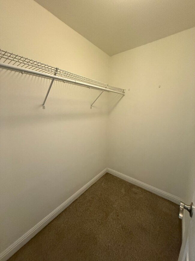 Building Photo - Spacious 1 bed 1 bath condo with loft Available now!