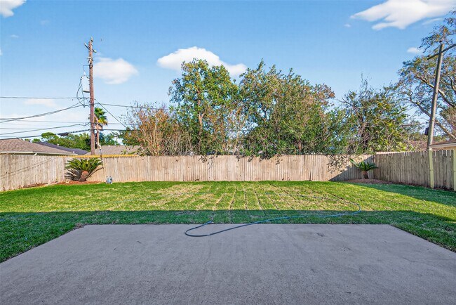 Building Photo - 9011 Landsdowne Dr