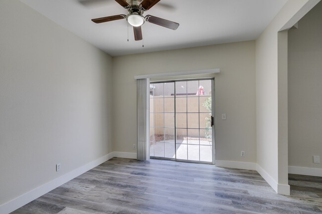 Building Photo - Stylish 2-Bedroom Townhome in Henderson!