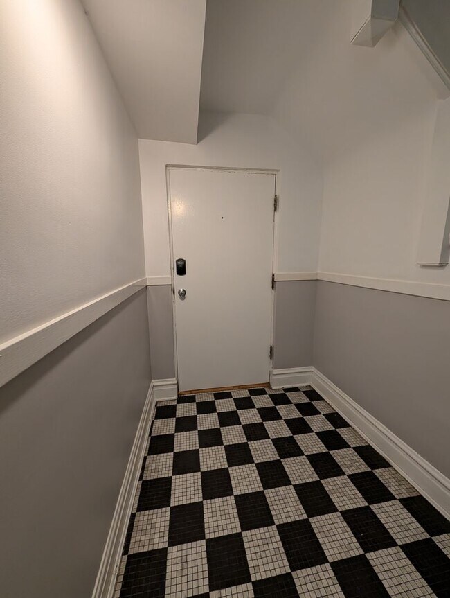 Building Photo - Rehabbed and Spacious Lakeview One Bedroom...