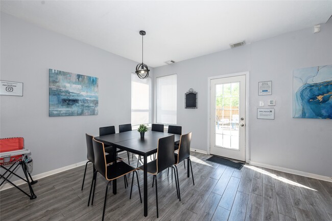 Building Photo - 10815 Oak Bayou Ln