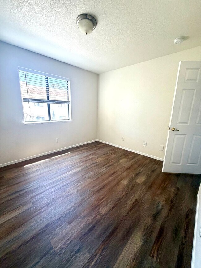 Building Photo - Henderson Cute 2 Bedroom Condominium