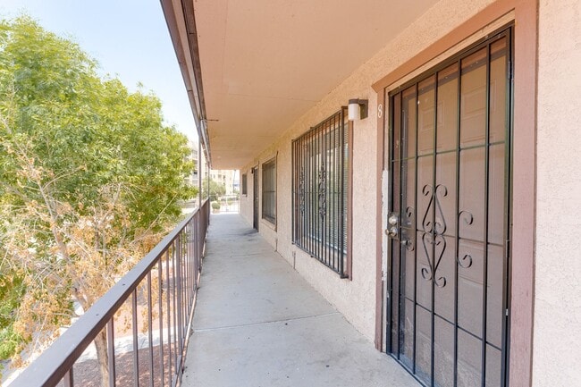 Building Photo - Charming Upstairs Unit with Prime Location...