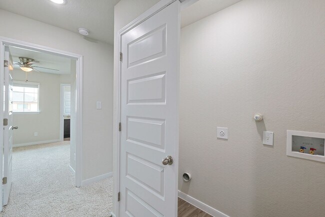 Building Photo - Modern Townhouse in New Braunfels