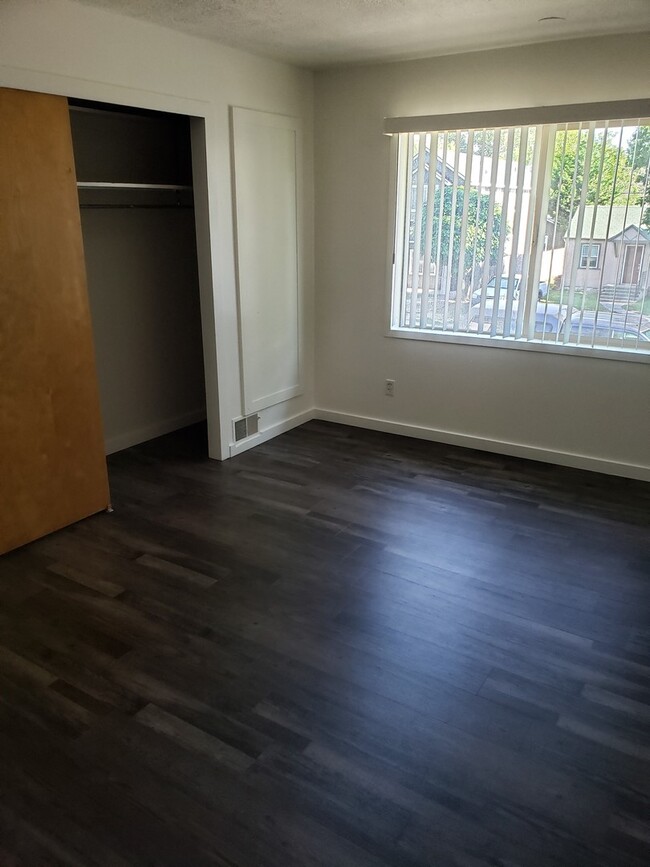 Building Photo - 1640 sf 3 bed 1 bath