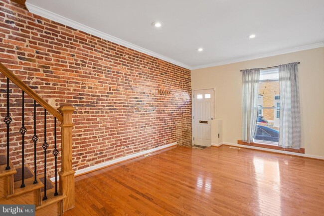 Primary Photo - 21 S Decker Ave