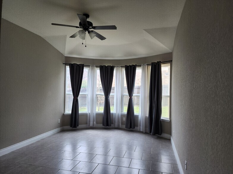 Building Photo - 27423 Paraiso Sands