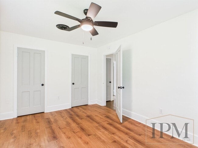 Building Photo - Available Now- Charming 3 Bedroom, 1 Bath ...