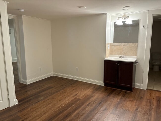 Building Photo - 1 Bedroom Lower Level Unit - Water Included!