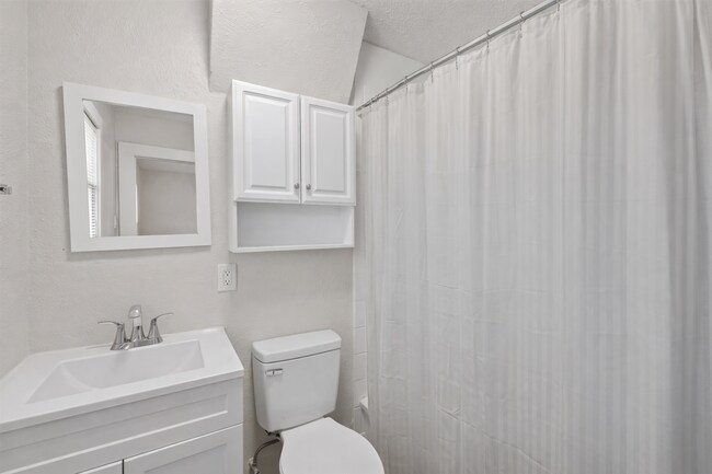 Building Photo - Cherrywood Duplex 7 Bedroom 4 Full Baths