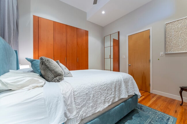 Building Photo - 2300 W Armitage Ave