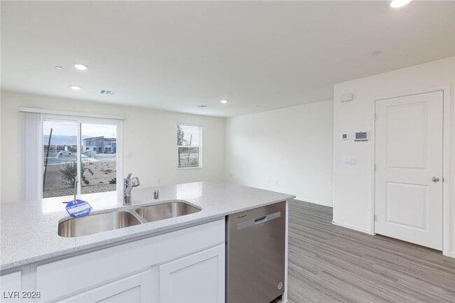 Building Photo - 6085 Lily Gdn St